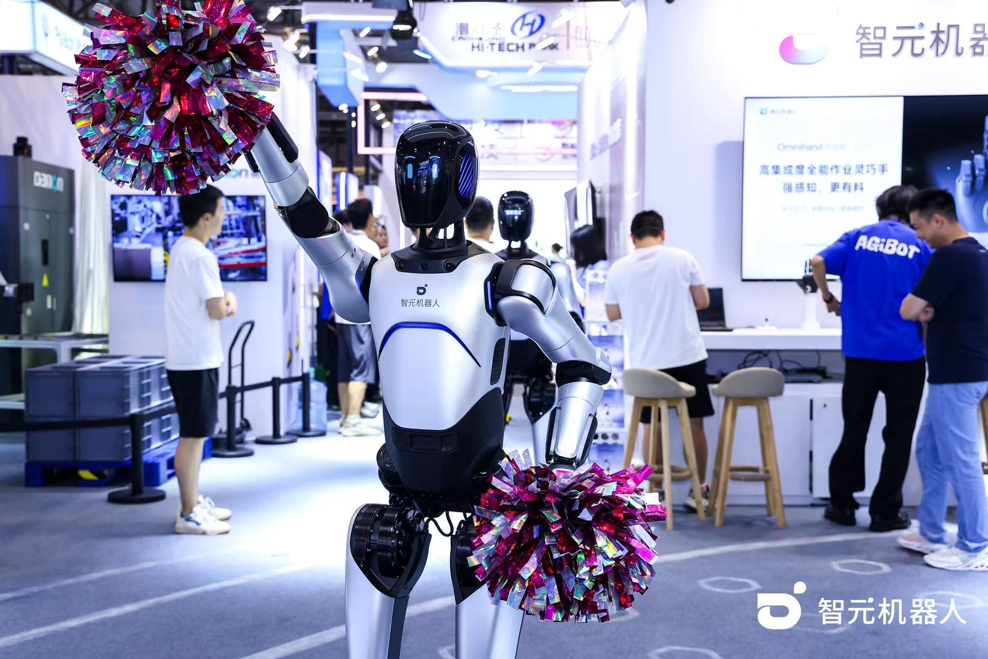 yabo.com机器人 WAIC 首日展台火爆，机器人家族集体打工忙不停